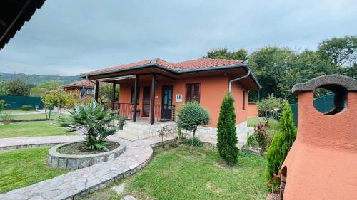 ein kleines orangefarbenes Haus mit Garten in der Unterkunft Villa Darija in Danilovgrad
