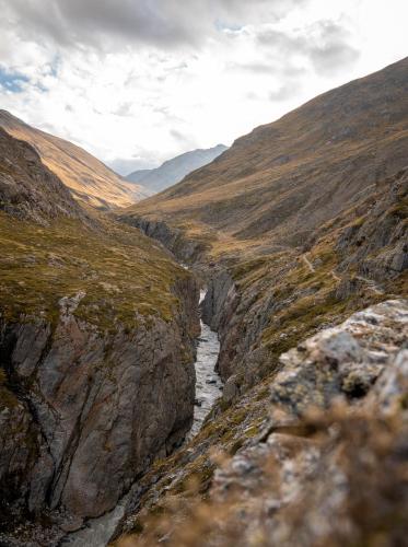 a view of a river in a mountain valley at Gästehaus -Pension Edelweiss in Vent