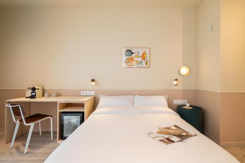 1 dormitorio con 1 cama blanca grande y escritorio en La Florida Suites by Olala Homes en Hospitalet de Llobregat