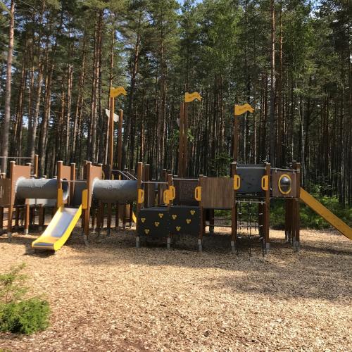 un parco giochi in un parco con uno scivolo di Baņuta_2 a Saulkrasti