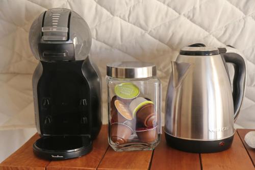 a blender and a coffee maker on a wooden table at Glamping Tafí del valle in Tafí del Valle
