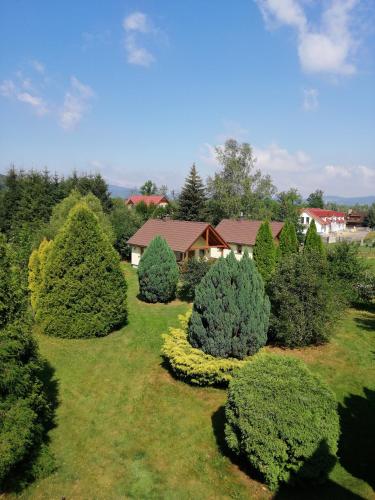 uma vista aérea de um pátio com árvores e uma casa em Domki BIOSEN em Podgórzyn