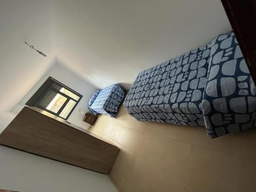 Un dormitorio con una cama y una mesa. en piso estiu fabara, en Fabara