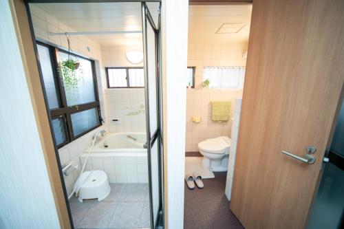 大阪市にあるVery convenient to Kyosera Dome Osakaの浴槽、トイレ、洗面台を備えたバスルーム