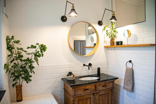 uma casa de banho com um lavatório e um espelho em Cozy Airport em Vecsés