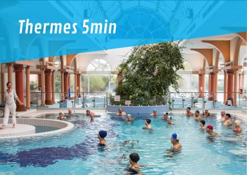 un groupe de personnes nageant dans une piscine dans l'établissement Le Moulin du Lac, Terrasse, Neuf, à Saint-Paul-lès-Dax