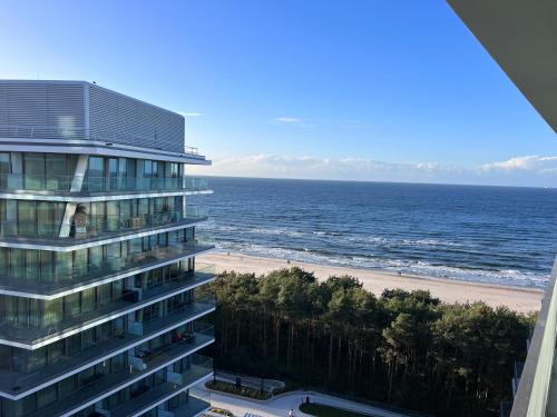 a building with a view of the ocean and a beach at Wave Sea View in Międzyzdroje