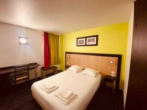 ein Hotelzimmer mit einem Bett mit zwei Handtüchern darauf in der Unterkunft Enzo Hotels Pont-a-Mousson by Kyriad Direct in Pont-à-Mousson