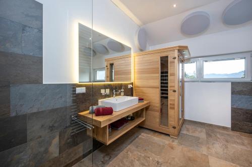 W łazience znajduje się umywalka i lustro. w obiekcie Berg&Selig Apartment w mieście Pfarrwerfen