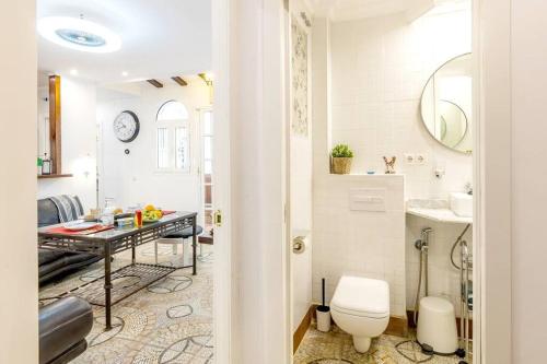 La salle de bains est pourvue de toilettes, d'un lavabo et d'un bureau. dans l'établissement Precioso Apartamento centrico, à Séville