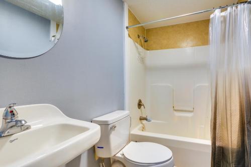 uma casa de banho branca com um lavatório e um WC em Charming Lexington Home - 2 Mi to Downtown! em Lexington