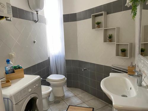 Volupta’s house Trastevere في روما: حمام به مرحاض أبيض ومغسلة