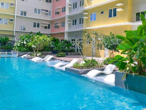 バコロドにあるFamily-Friendly Condo with Pool, Gym, Daycare!の建物の前のプール