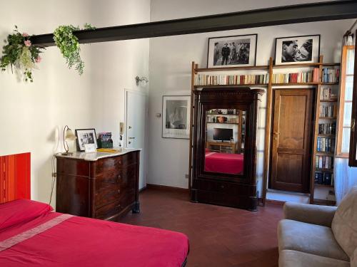 フィレンツェにあるTorrigiani Flatのリビングルーム(ベッド1台、テレビ付)