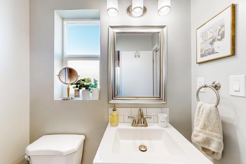 Baño blanco con lavabo y espejo en Cacti Cabana en Phoenix
