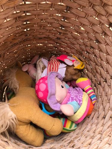 a basket filled with stuffed animals and toys at Quarto com varanda tipo Airbn b Vista Panorâmica Livre da Cidade in Americana