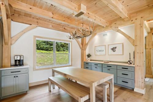 uma cozinha com uma mesa de madeira e uma janela em Black Rock Lodge em Stowe
