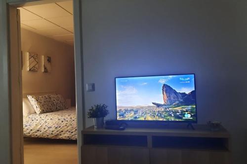 einen Flachbild-TV auf einer Kommode in einem Schlafzimmer in der Unterkunft Casa Celia in Valsequillo de Gran Canaria