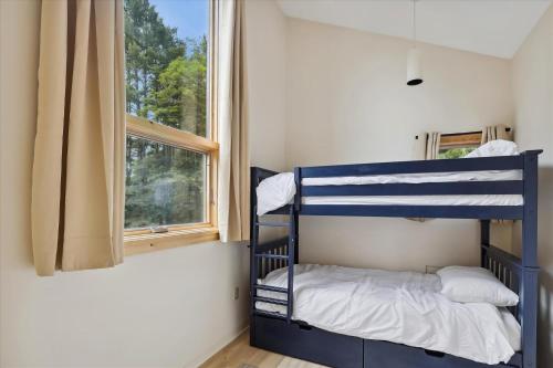 ein kleines Schlafzimmer mit Etagenbetten und einem Fenster in der Unterkunft The Mercer House in Stowe