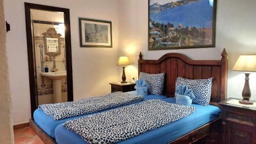 - une chambre dotée d'un lit avec des draps bleus et blancs dans l'établissement Apartment mit kleiner Innenhof-Terrasse im mediterranen Stil, à Icod de los Vinos