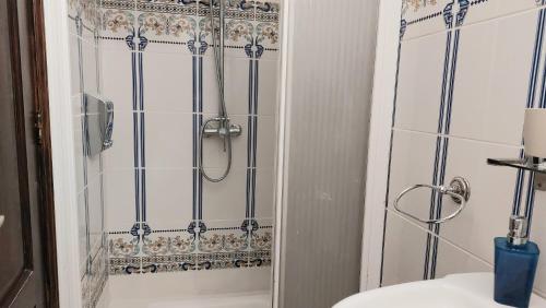 La salle de bains est pourvue d'une douche et de toilettes. dans l'établissement Apartment mit kleiner Innenhof-Terrasse im mediterranen Stil, à Icod de los Vinos