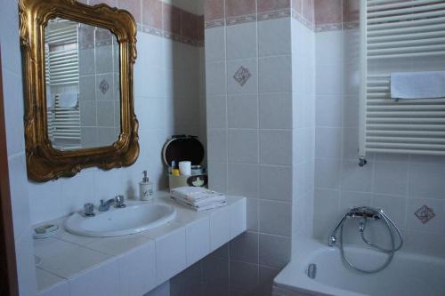 uma casa de banho branca com um lavatório e um espelho em Guest House Brera vicino aeroporto di MXP e laghi em Varallo Pombia