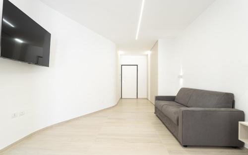 un soggiorno con divano e TV a schermo piatto di Appartamento comfort-relax a Termoli
