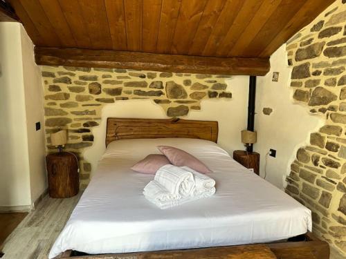 een slaapkamer met een bed met twee handdoeken erop bij Rustico Toscano in Castel Focognano