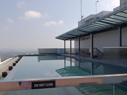 The swimming pool at or close to Sky InfinityPool 2R2B 2-6pax 5minJonker Malacca