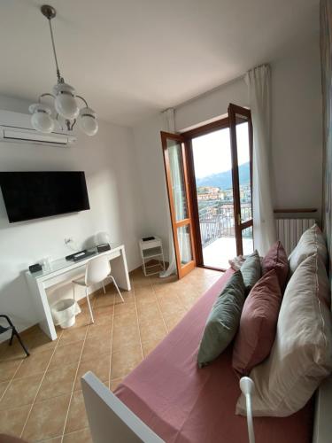 un soggiorno con divano e TV di Nonna Felicia B&B a Muro Lucano