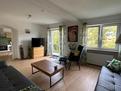 sala de estar con sofá y mesa en Pfälzer Traumblick, en Sankt Martin