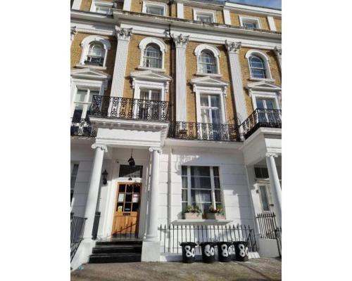 un grande edificio bianco con balconi su strada di Stunning Studio For 2 Near Hyde-F303 a Londra