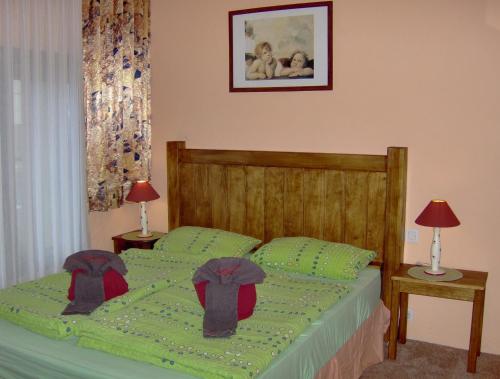 um quarto com uma cama com lençóis verdes e 2 candeeiros em Günstiges Apartment an der Straße em Icod de los Vinos