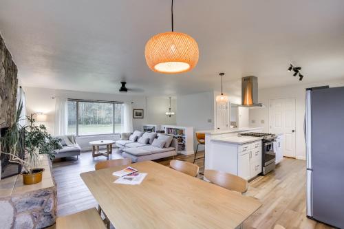 cocina y sala de estar con mesa de madera en una habitación en Serene Palmer Home Walk to Downtown and Riverfront!, en Palmer