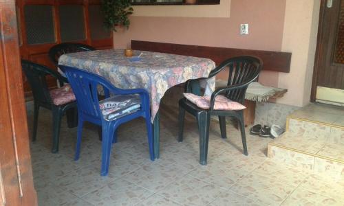 una mesa con 3 sillas y una mesa con mantel en Guesthouse Tadic, en Guča