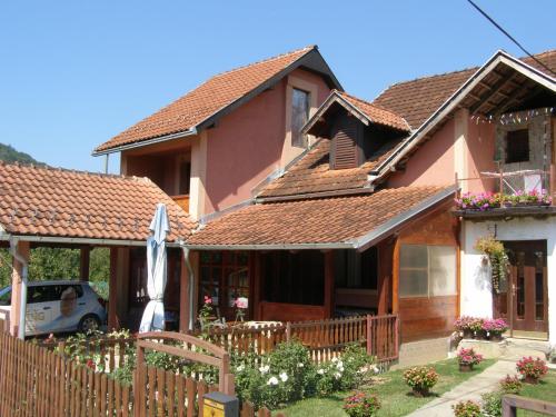 una casa con una valla delante de ella en Guesthouse Tadic, en Guča