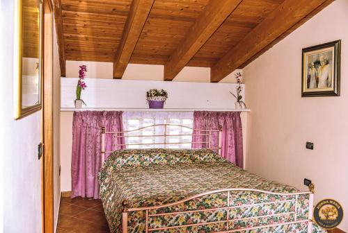 a bedroom with a bed and a window at B&B Rudéla Nonna Maria in Savio di Ravenna