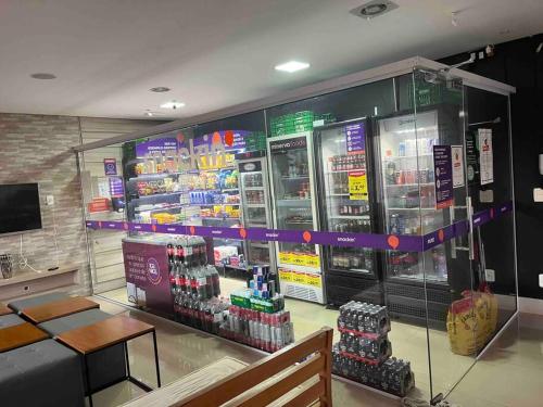 una tienda de comestibles con un mostrador con máquinas de refrescos en Apartamento 133 Magnífico!, en Ribeirão Preto
