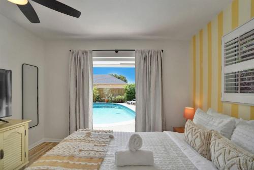 Katil atau katil-katil dalam bilik di The Dreamcatcher - 4 Bed, 2 Bath, Private Heated Pool, BBQ, Game Room, Park