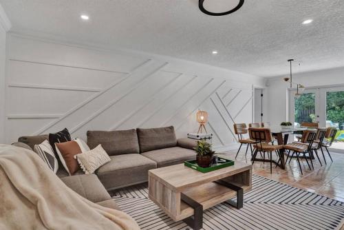 Afbeelding uit fotogalerij van The Dreamcatcher - 4 Bed, 2 Bath, Private Heated Pool, BBQ, Game Room, Park in Fort Lauderdale
