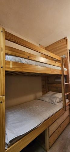 quelques lits superposés dans une chambre dans l'établissement Studio La Mongie - Tourmalet au pied des pistes, à La Mongie