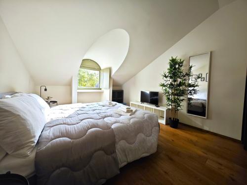ein Schlafzimmer mit einem großen Bett und einem Fenster in der Unterkunft Hostdomus - Lagrange Luxury Apartments in Turin