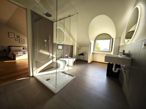 ein Bad mit einer Glasdusche und einem Waschbecken in der Unterkunft Hostdomus - Lagrange Luxury Apartments in Turin