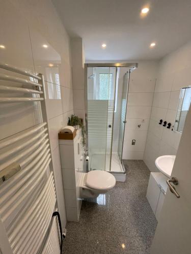 A bathroom at Wohnung in Herne Zentral mit Küche, Netflix, Disney Plus, DAZN