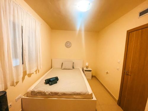 バジェ・グラン・レイにあるPlaya Maria Appartment 14 (Vista del Valle)の小さなベッドルーム(スーツケース付きのベッド付)