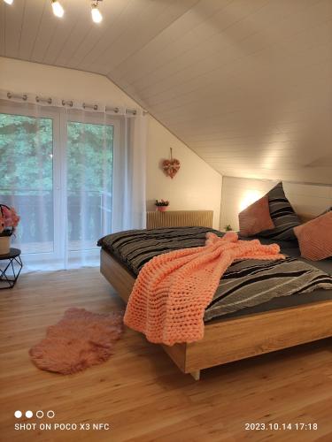 ein Schlafzimmer mit einem Bett mit einer Decke darauf in der Unterkunft Lieblingsort in Freudenstadt