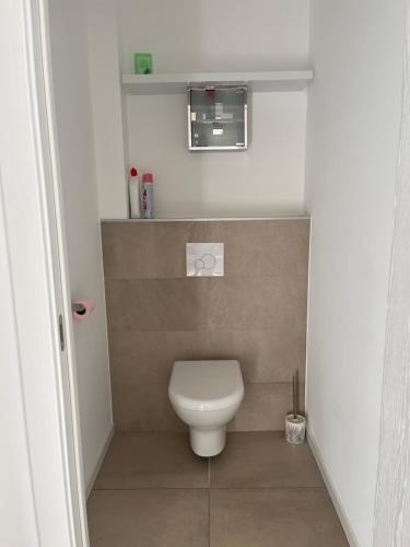 ein Bad mit WC in einem kleinen Zimmer in der Unterkunft OPALE in Porticcio