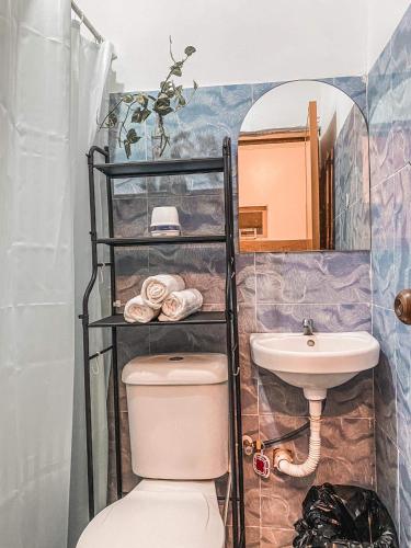 ein Bad mit einem WC und einem Waschbecken in der Unterkunft Simple, bohemian style 1-bedroom bungalow +parking in San Juan