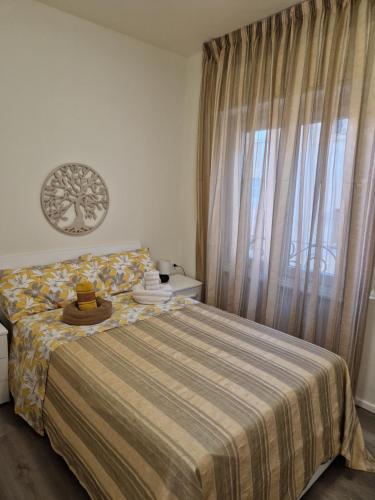 una camera da letto con un letto con una coperta e una finestra di Appartamento centralissimo,a 20 mt dal mare a Varazze