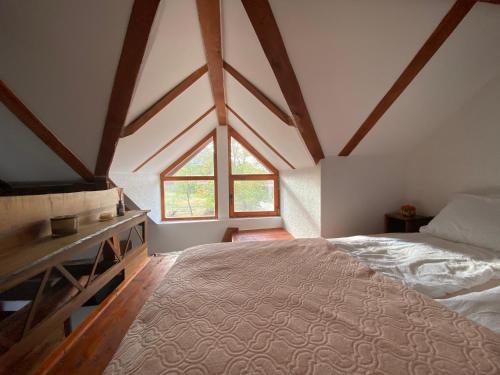 Un dormitorio con una cama grande y una ventana en Mitrović en Boljevac